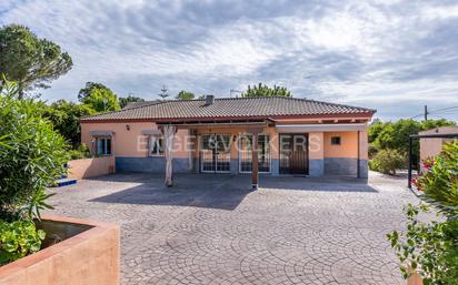 Vista exterior de Casa o xalet en venda en Mairena del Alcor amb Aire condicionat, Calefacció i Jardí privat