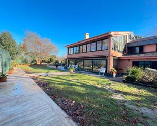 Vista exterior de Casa o xalet en venda en Vilagarcía de Arousa amb Terrassa i Piscina