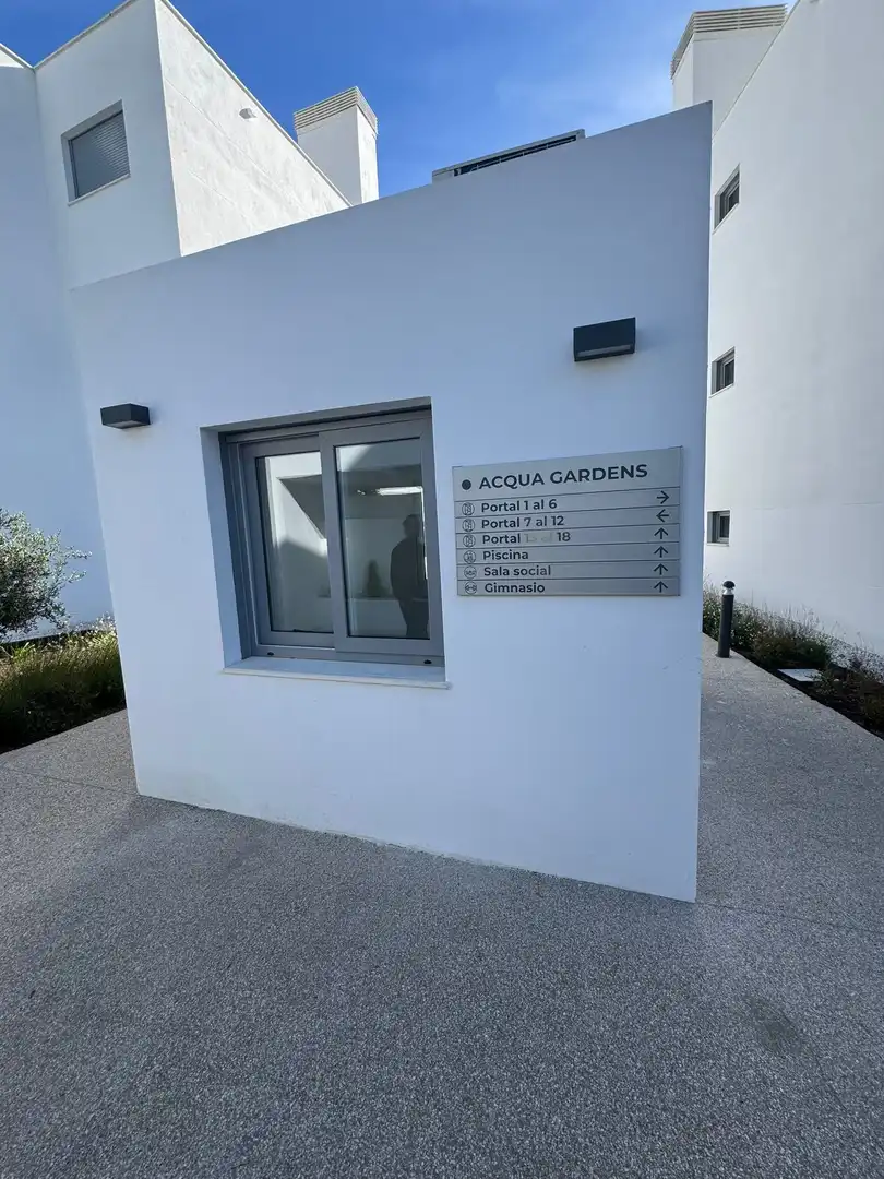 Außenansicht von Wohnungen zur Miete in Estepona mit Klimaanlage, Terrasse und Abstellraum