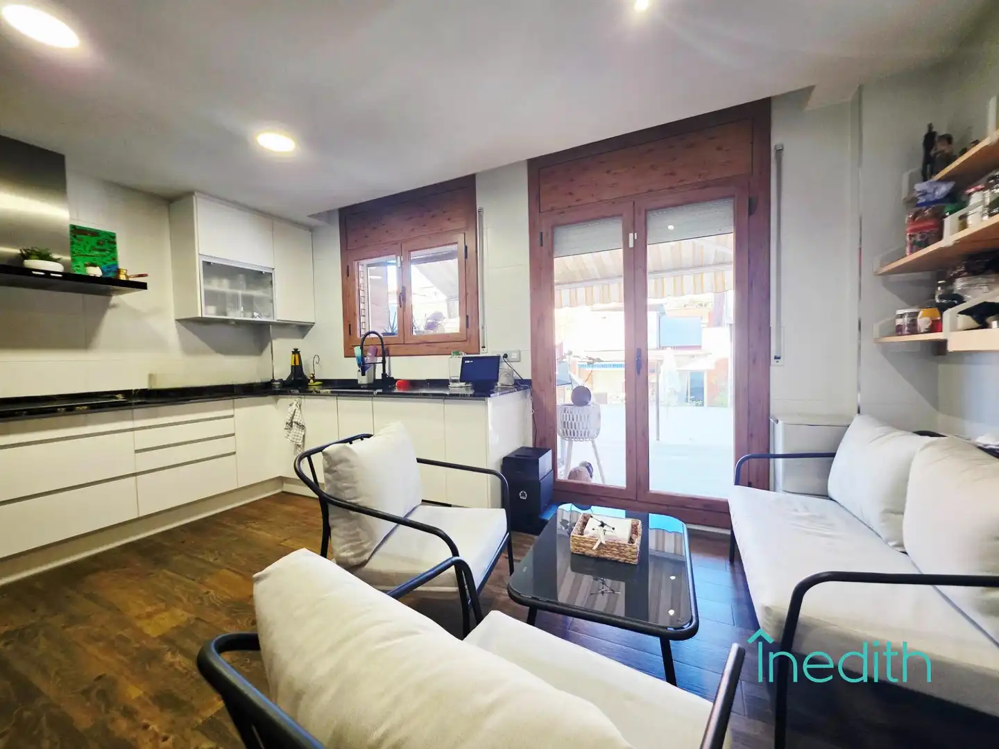 Sala de estar de Casa adosada en venta en Castelldefels con Aire acondicionado, Calefacción y Jardín privado