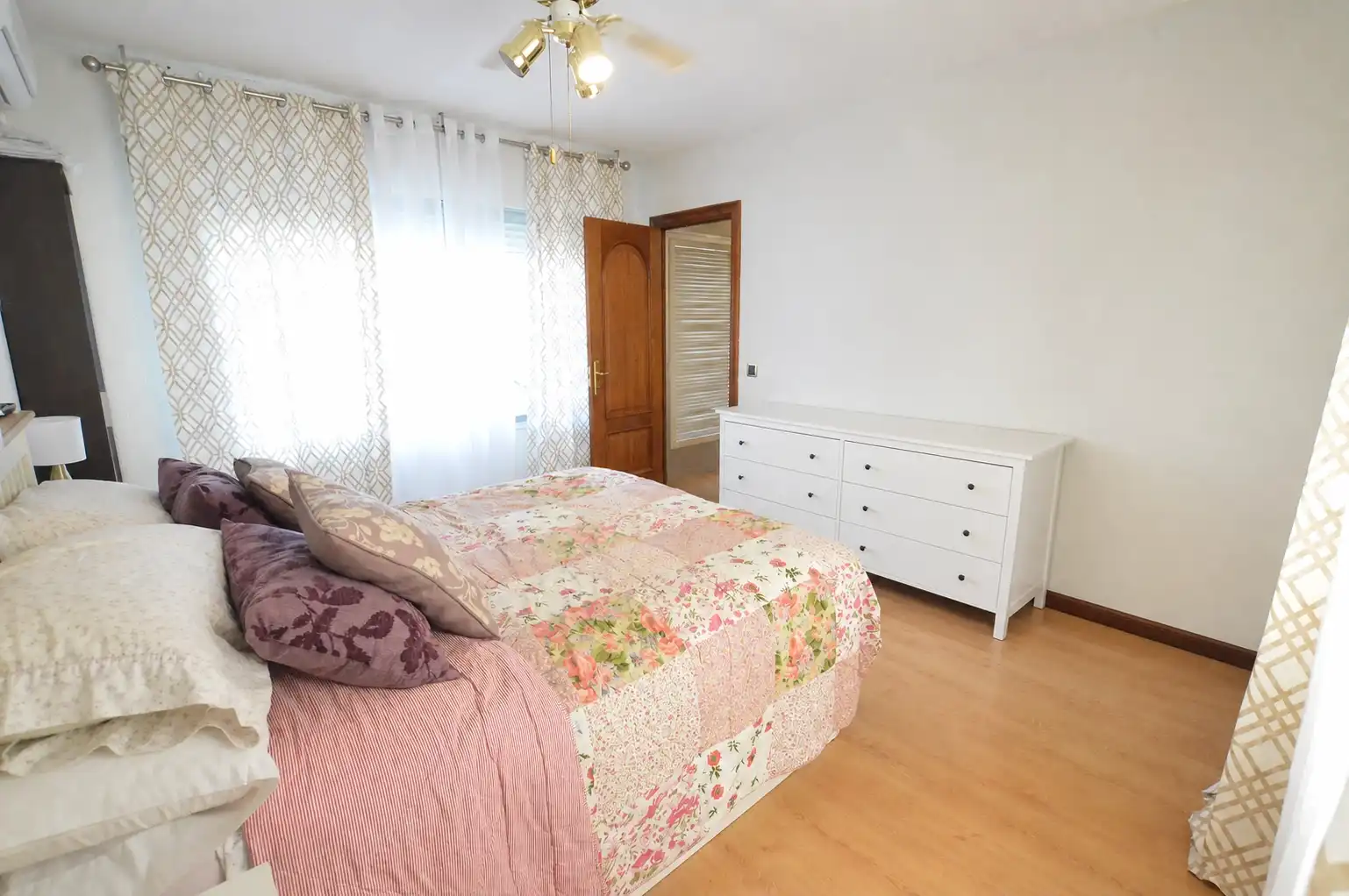 Habitación de Casa adosada en venta en Pozuelo de Alarcón con Aire acondicionado, Calefacción y Jardín privado