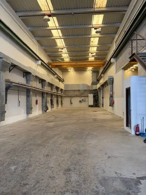 Fabrikhallen zur Miete in Loiu