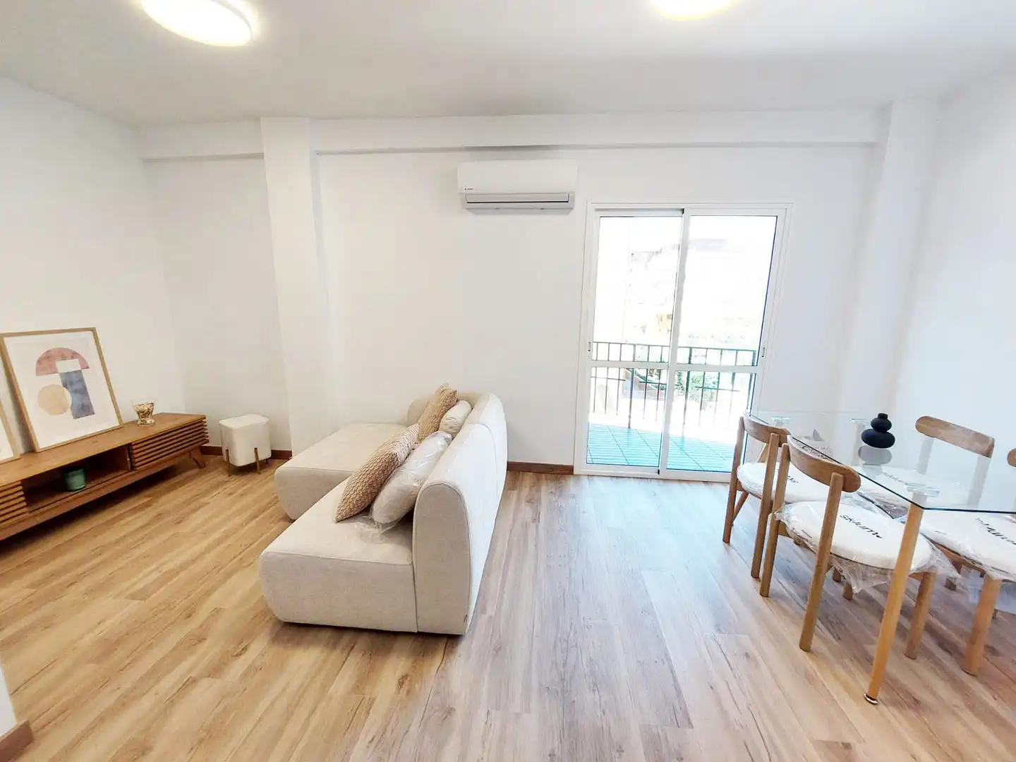 Sala d'estar de Pis en venda en Benalmádena amb Aire condicionat, Terrassa i Moblat