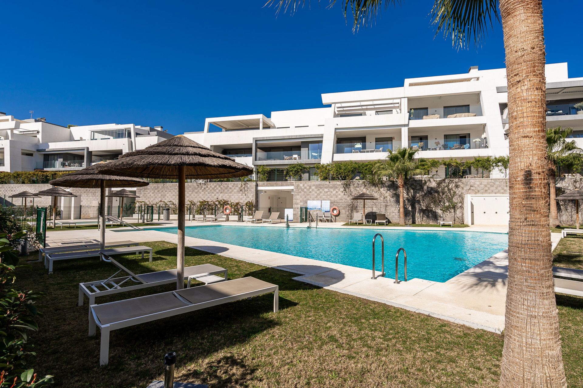 Swimming pool of Planta baja for sale in Estepona  with Air Conditioner, Terrace and Swimming Pool