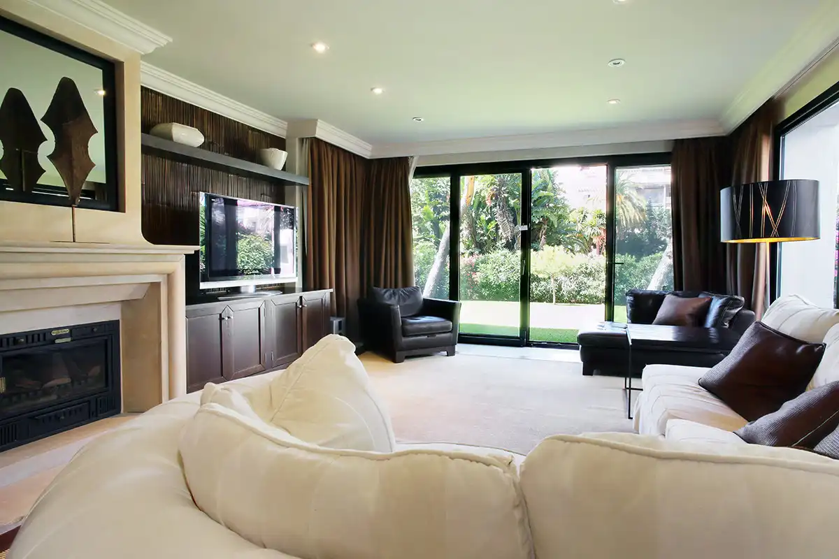 Wohnzimmer von Erdgeschoss zur Miete in Marbella mit Klimaanlage, Terrasse und Schwimmbad