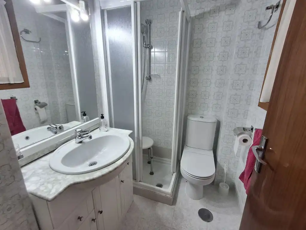 Badezimmer von Einfamilien-Reihenhaus zum Verkauf in La Roda mit Klimaanlage, Heizung und Terrasse