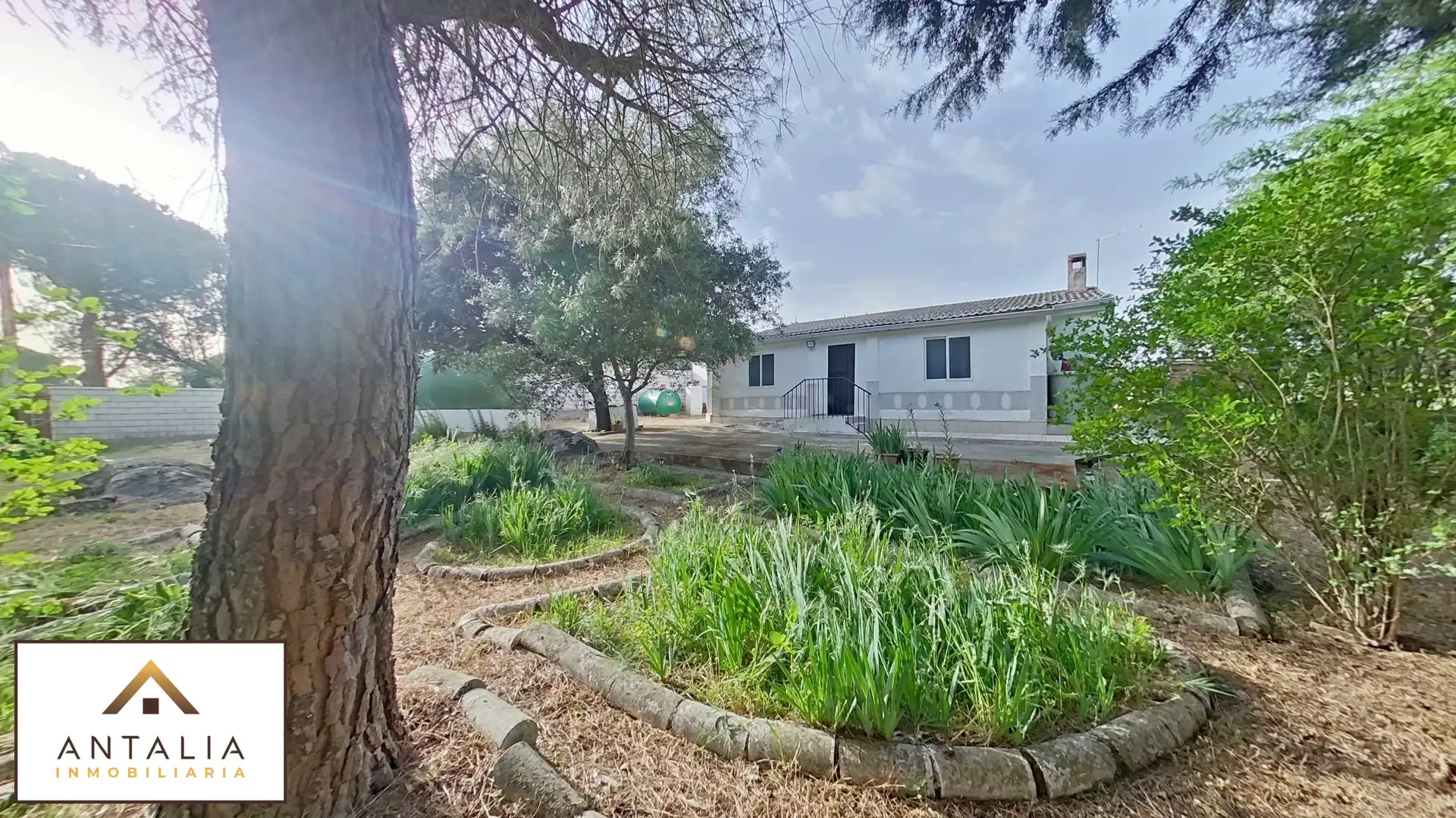 Vista exterior de Casa o xalet en venda en Cáceres Capital amb Terrassa, Traster i Piscina