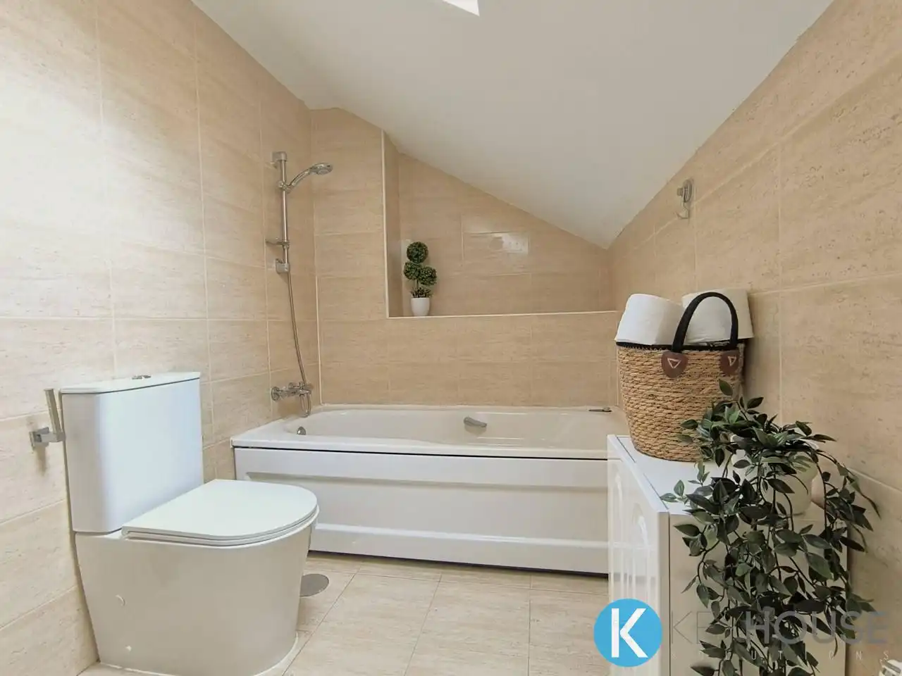 Baño de Casa adosada en venta en Villalbilla con Aire acondicionado, Calefacción y Jardín privado