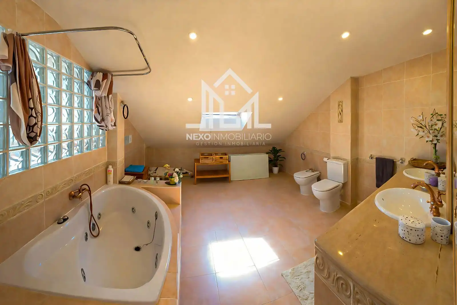 Casa aparellada amb piscina en venda a Gladiolos, imagen 44
