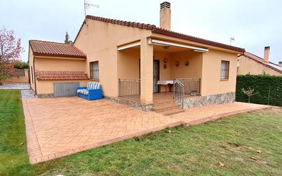 Jardí de Casa o xalet en venda en Zarzuela del Monte amb Calefacció i Jardí privat