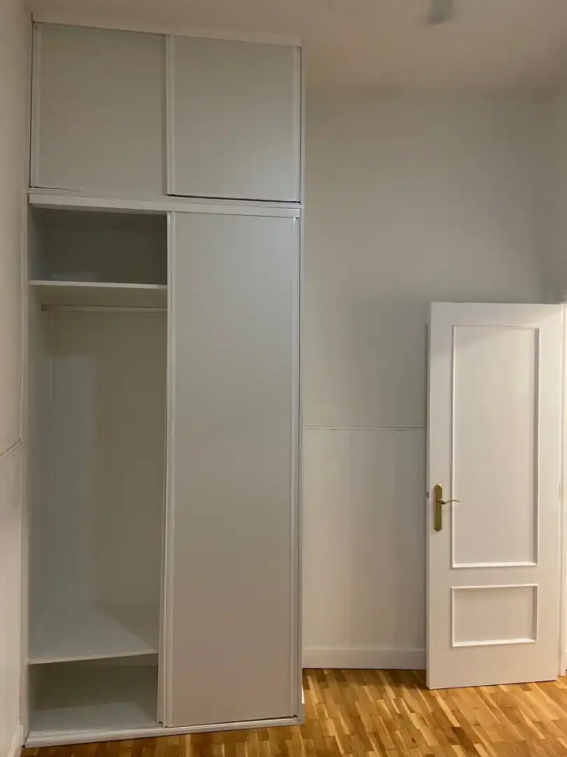 Dormitori de Apartament de lloguer en Madrid amb Calefacció, Moblat i Forn