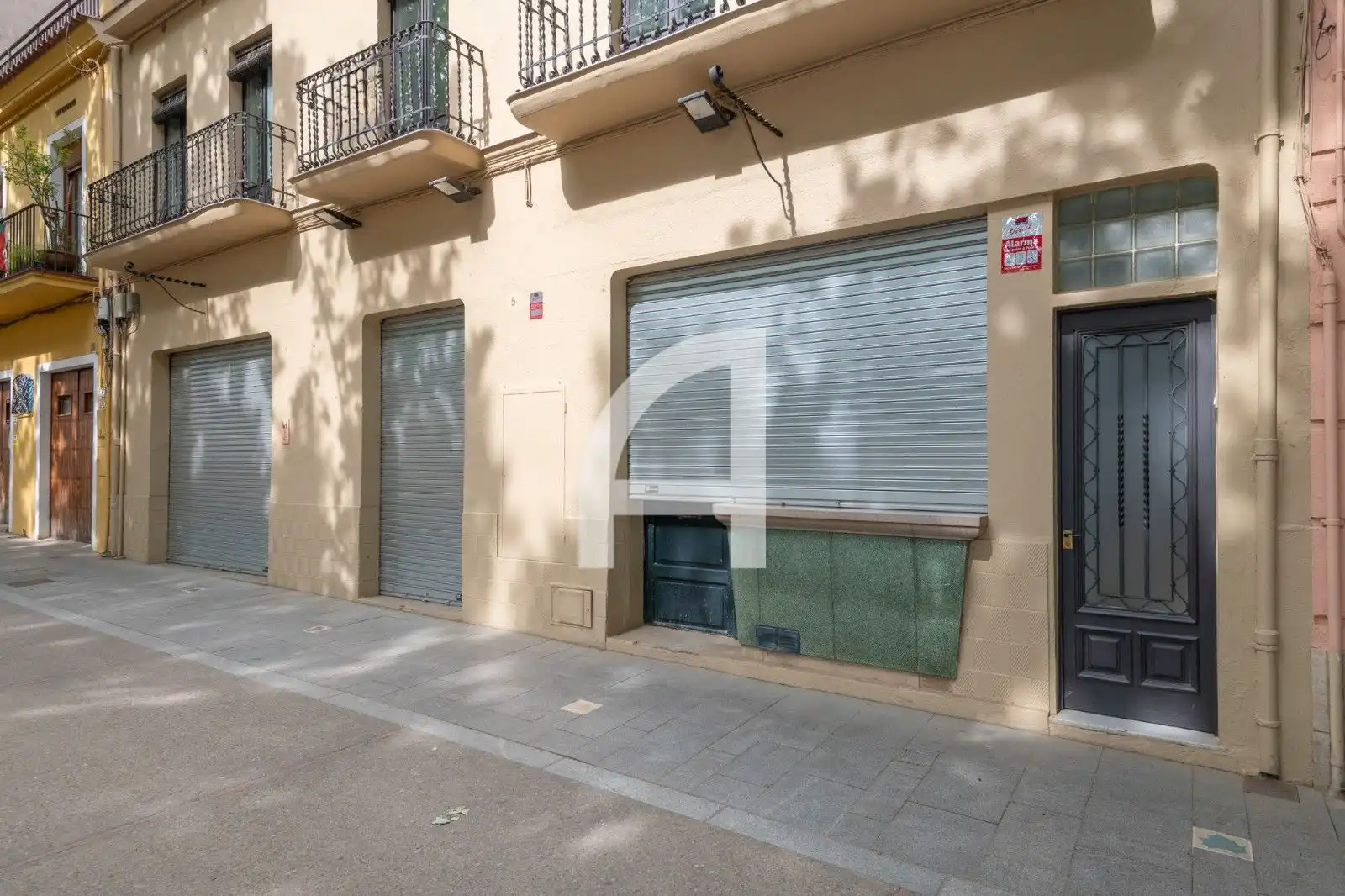 Außenansicht von Einfamilien-Reihenhaus zum Verkauf in La Bisbal d'Empordà mit Terrasse