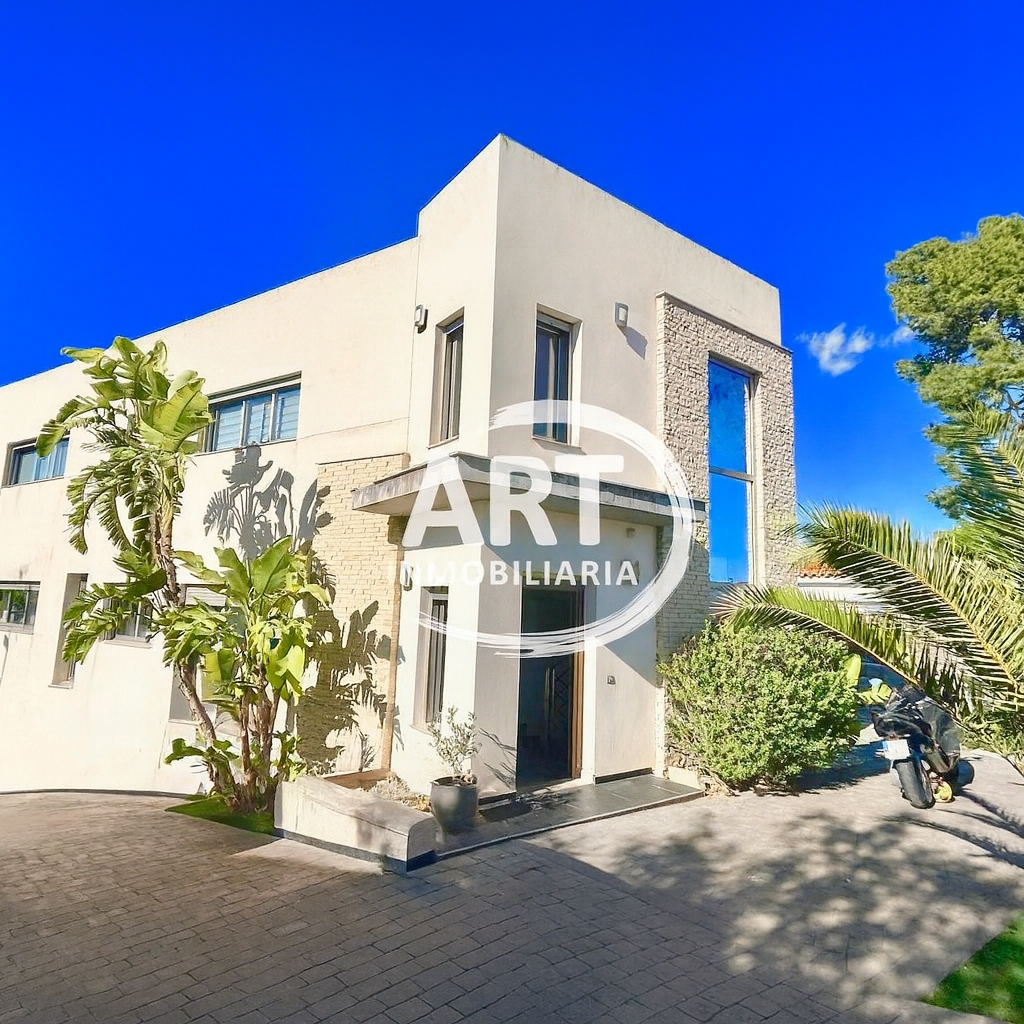 Vista exterior de Casa o xalet en venda en Llíria amb Aire condicionat, Calefacció i Jardí privat