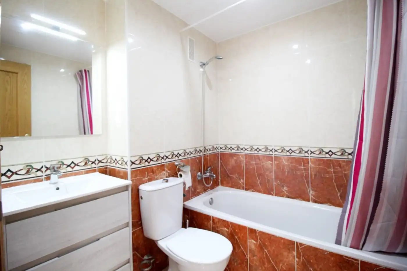 Bany de Apartament en venda en Oropesa del Mar / Orpesa amb Terrassa, Moblat i Piscina comunitària