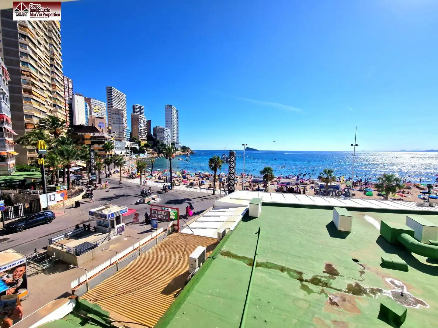 Vista exterior de Pis en venda en Benidorm amb Jardí privat, Terrassa i Moblat