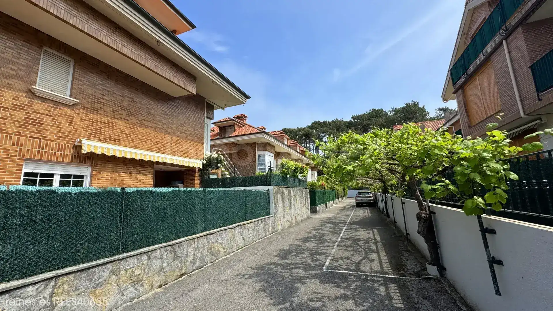 Vista exterior de Casa adosada en venta en Noja con Calefacción, Jardín privado y Terraza