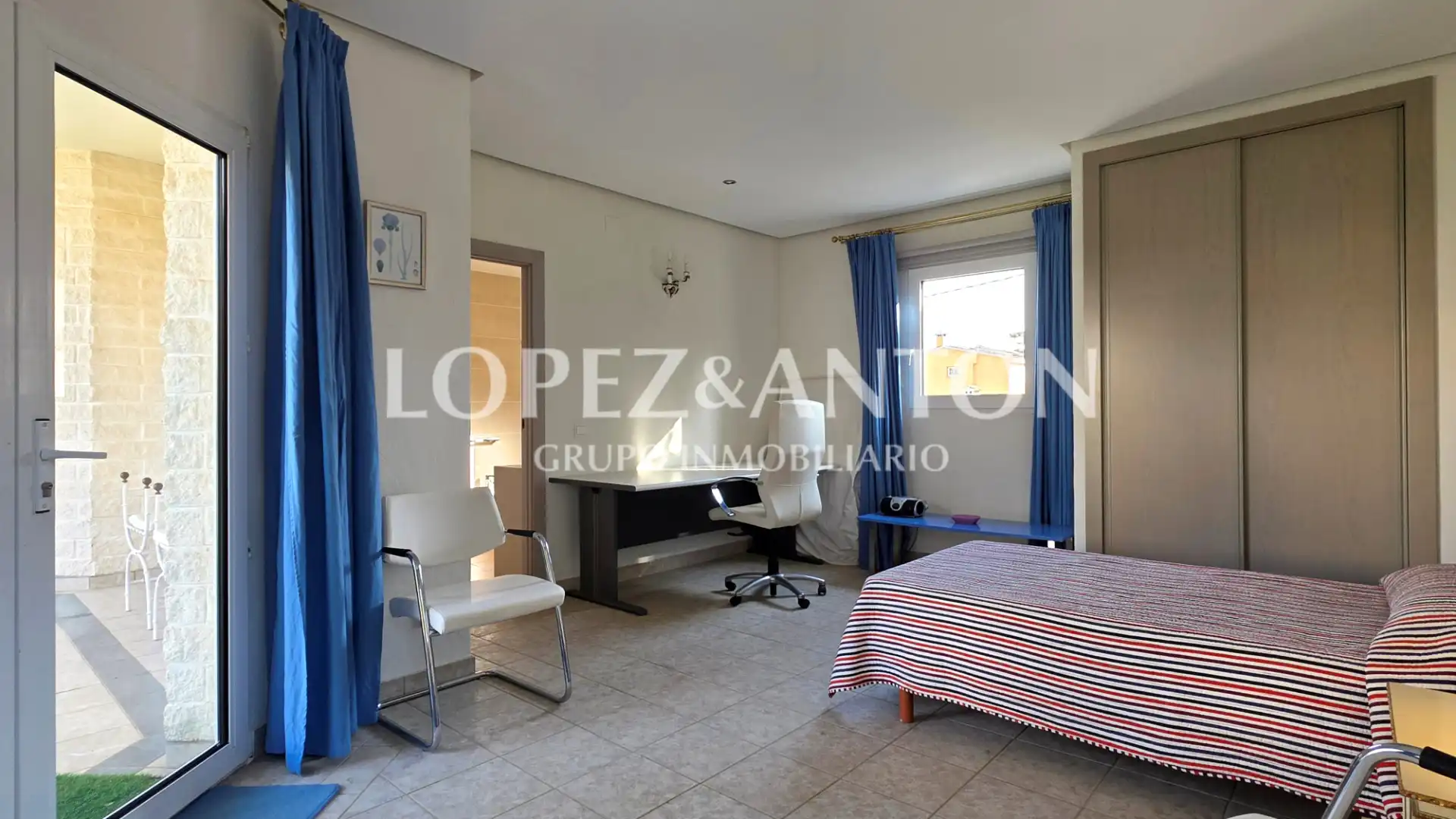 Bedroom of Houses for sale in L'Eliana  with Air Conditioner, Private garden and Terrace