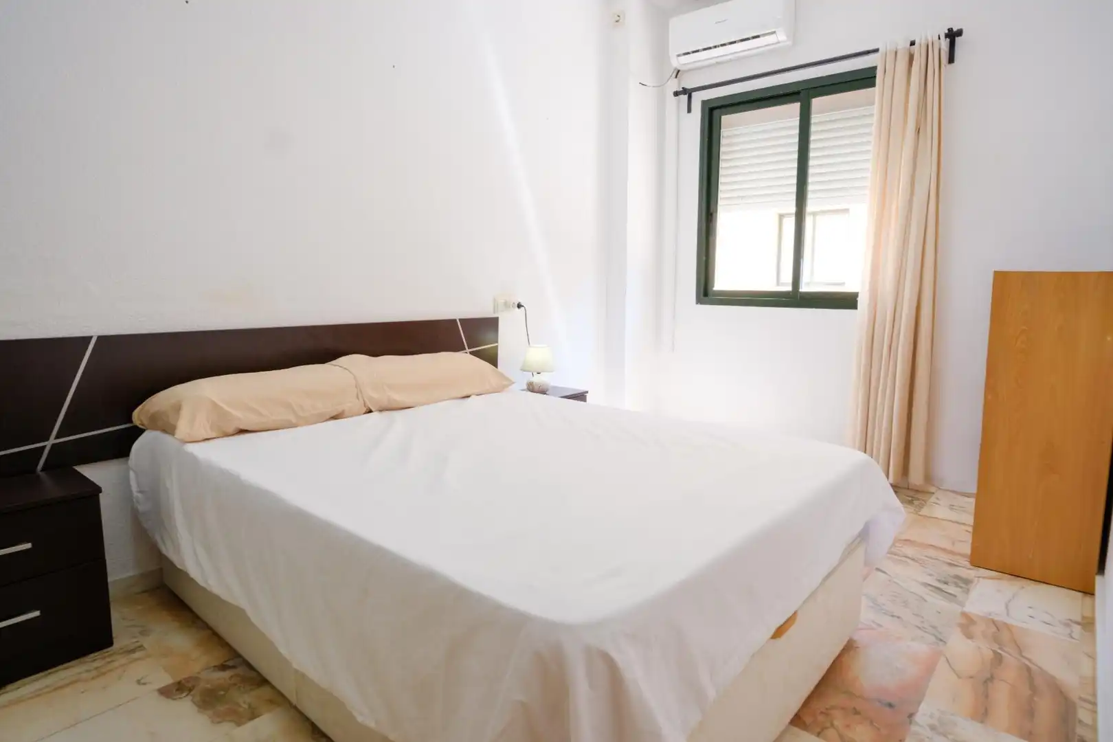 Dormitori de Apartament de lloguer en Sevilla amb Aire condicionat, Jardí privat i Moblat