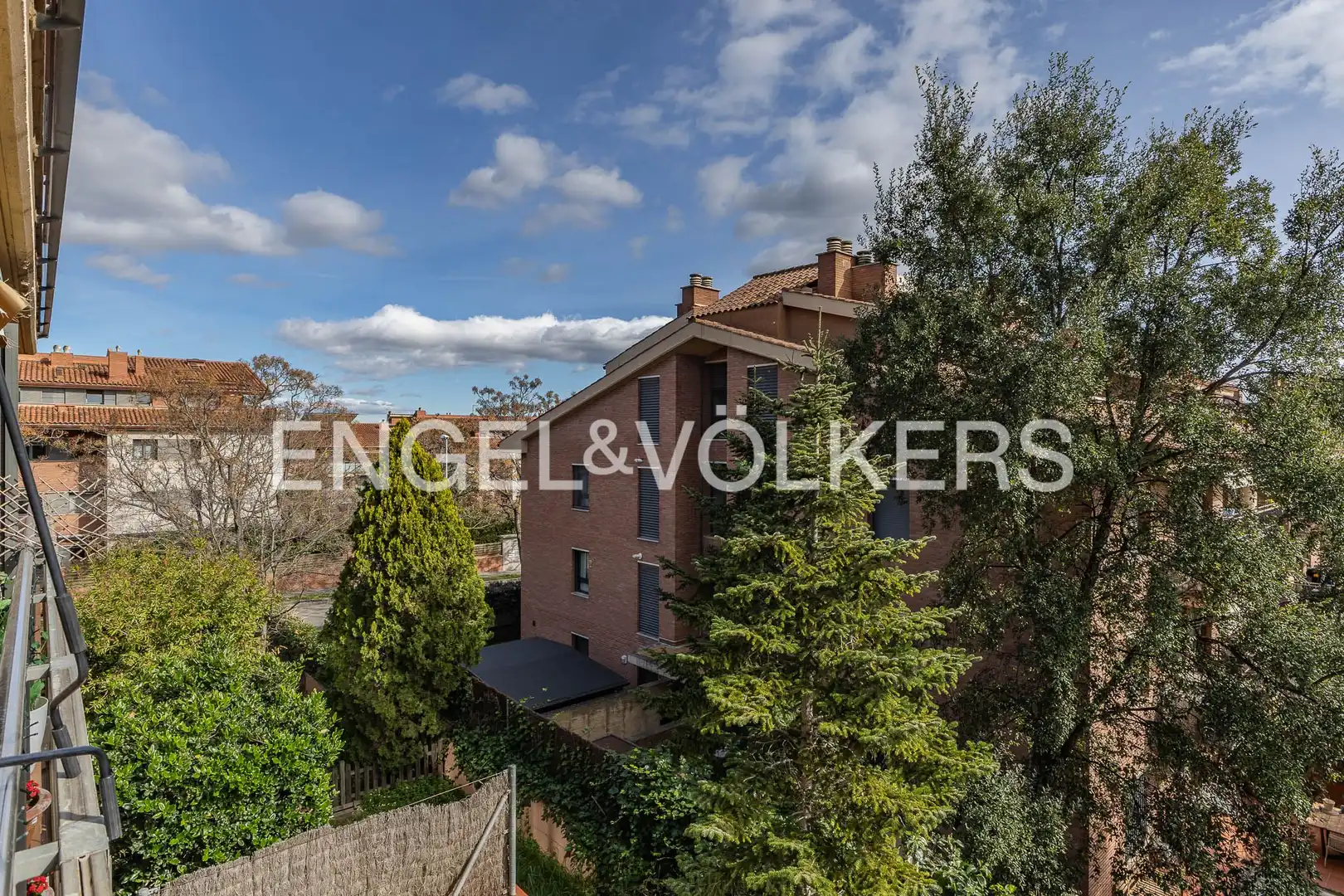 Außenansicht von Wohnung zum Verkauf in Sant Cugat del Vallès mit Klimaanlage, Heizung und Parkett