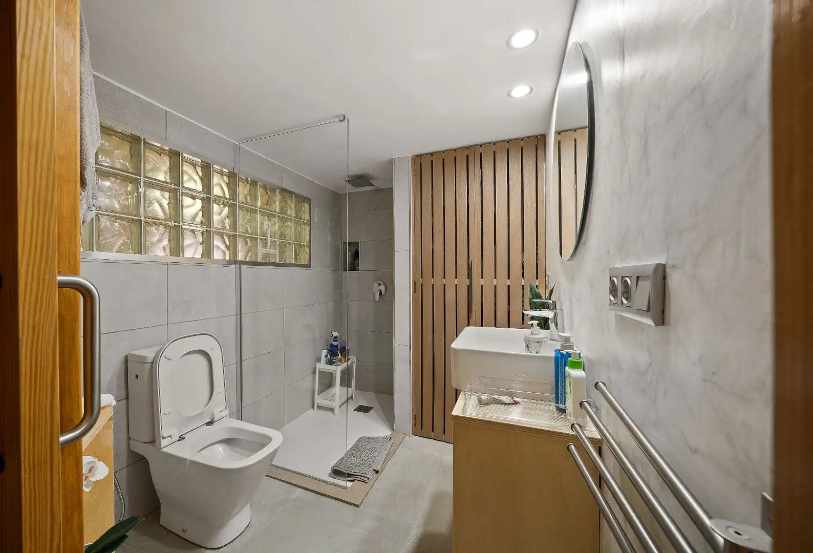 Badezimmer von Wohnungen zum Verkauf in Alcúdia mit Klimaanlage, Heizung und Parkett