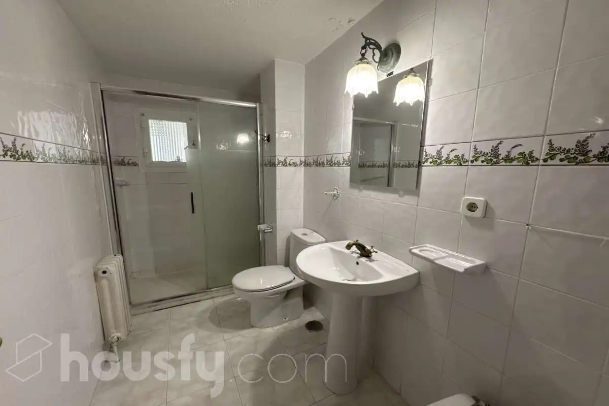 Baño de Piso de alquiler en Torrejón de Ardoz con Calefacción, Parquet y Terraza