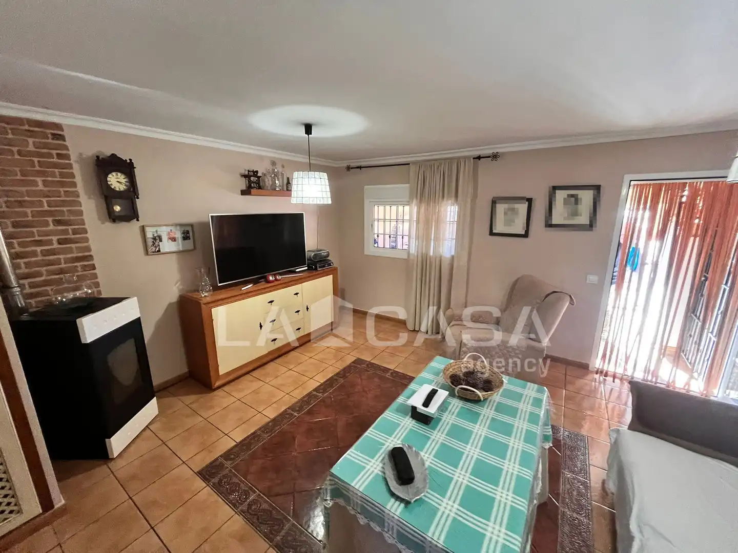 Wohnzimmer von Einfamilien-Reihenhaus zum Verkauf in Algeciras mit Klimaanlage, Abstellraum und Schwimmbad