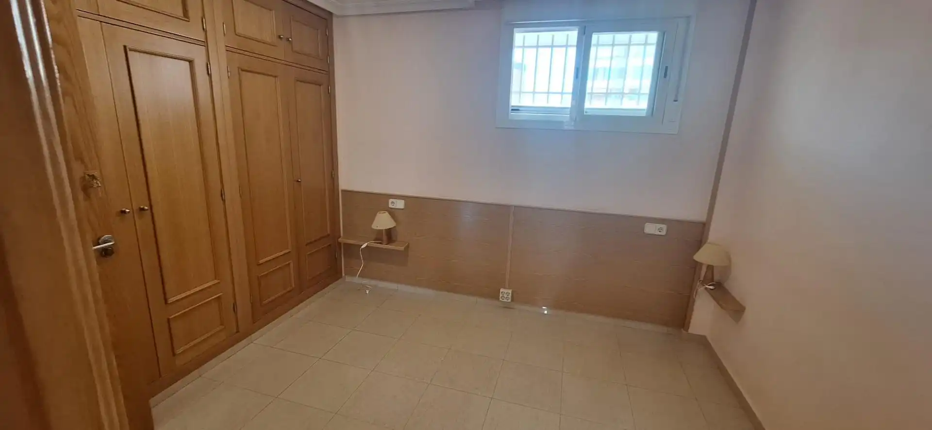 Habitación de Apartamento de alquiler en Benidorm con Aire acondicionado, Jardín privado y Amueblado