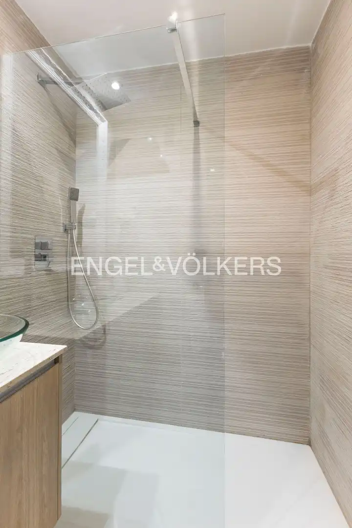 Bathroom of Flat for rent in Madrid  with Air Conditioner, Heating and Private garden