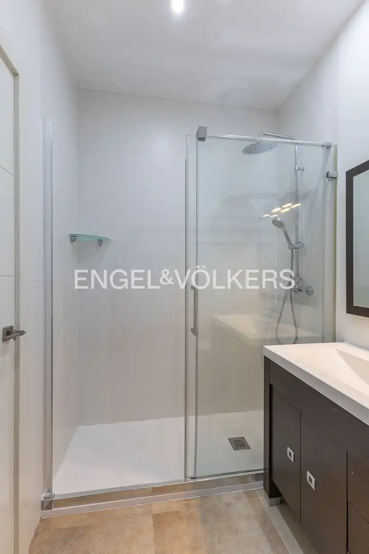 Badezimmer von Wohnung zur Miete in Madrid mit Heizung, Möbliert und Balkon