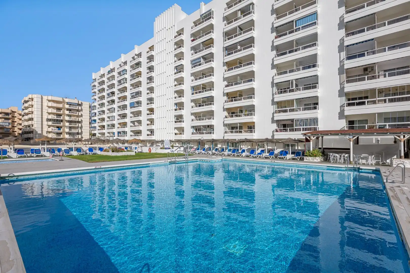 Piscina de Apartament en venda en Fuengirola amb Aire condicionat, Jardí privat i Terrassa