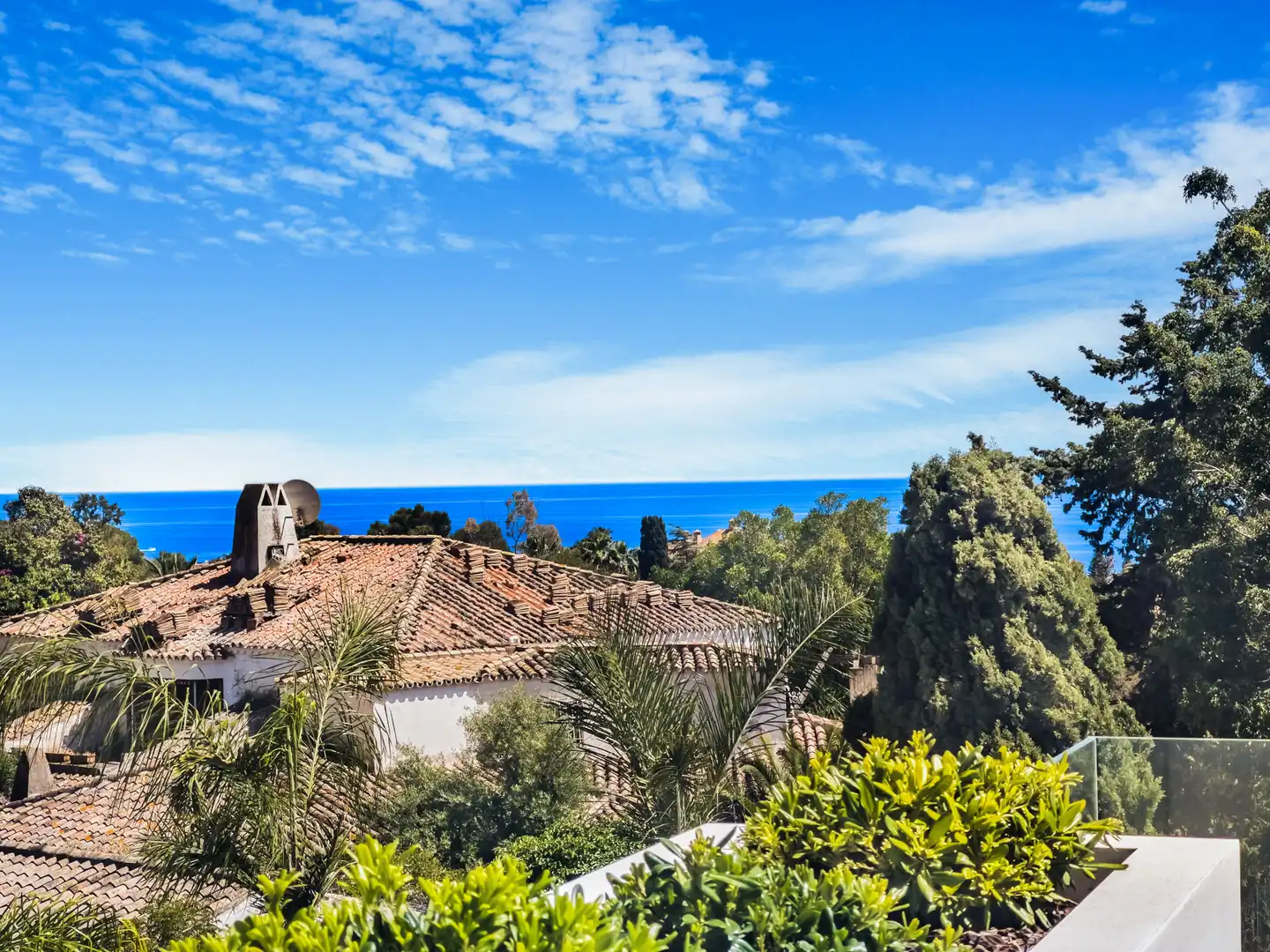 Außenansicht von Haus oder Chalet zum Verkauf in Marbella mit Klimaanlage, Heizung und Privatgarten