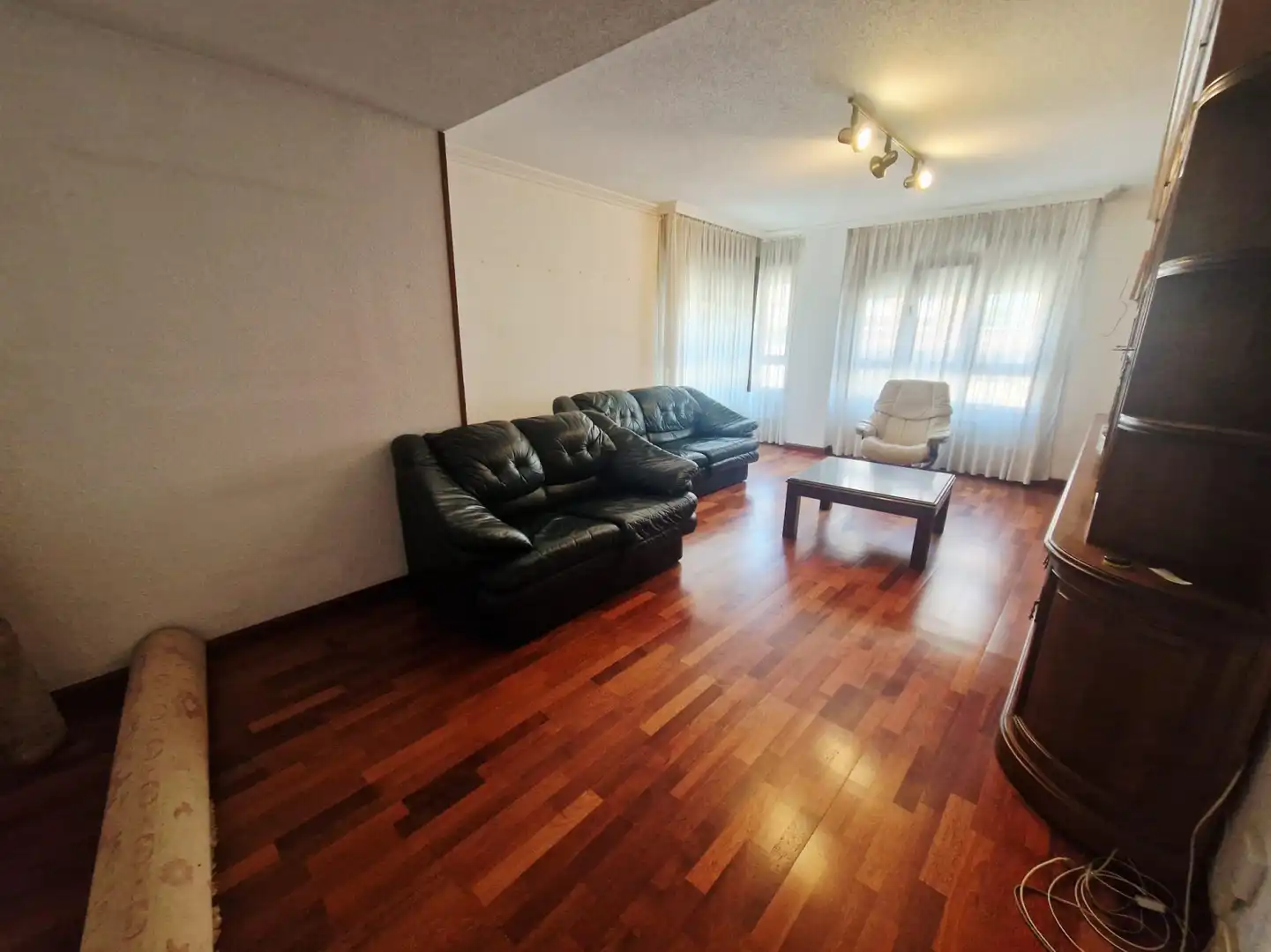 Sala d'estar de Pis en venda en Avilés amb Calefacció, Jardí privat i Parquet