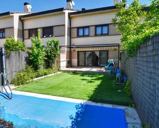 Piscina de Casa adosada en venda en  Madrid Capital amb Aire condicionat, Calefacció i Jardí privat