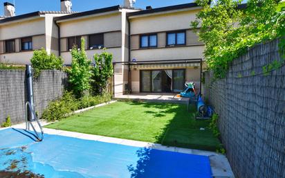 Swimming pool of Single-family semi-detached for sale in  Madrid Capital  with Air Conditioner, Heating and Private garden