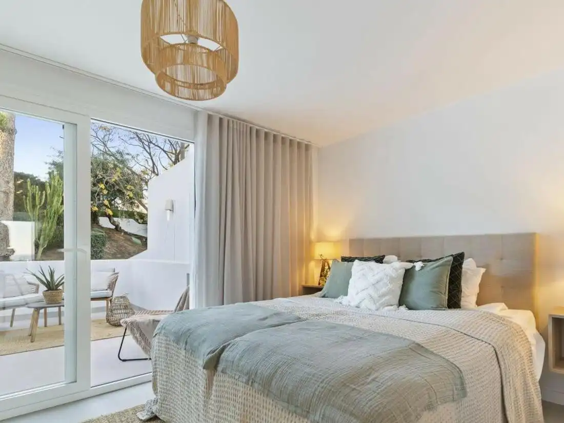 Schlafzimmer von Einfamilien-Reihenhaus zum Verkauf in Marbella mit Klimaanlage, Terrasse und Balkon