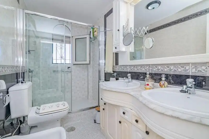 Bany de Casa o xalet en venda en Jun amb Aire condicionat, Terrassa i Traster