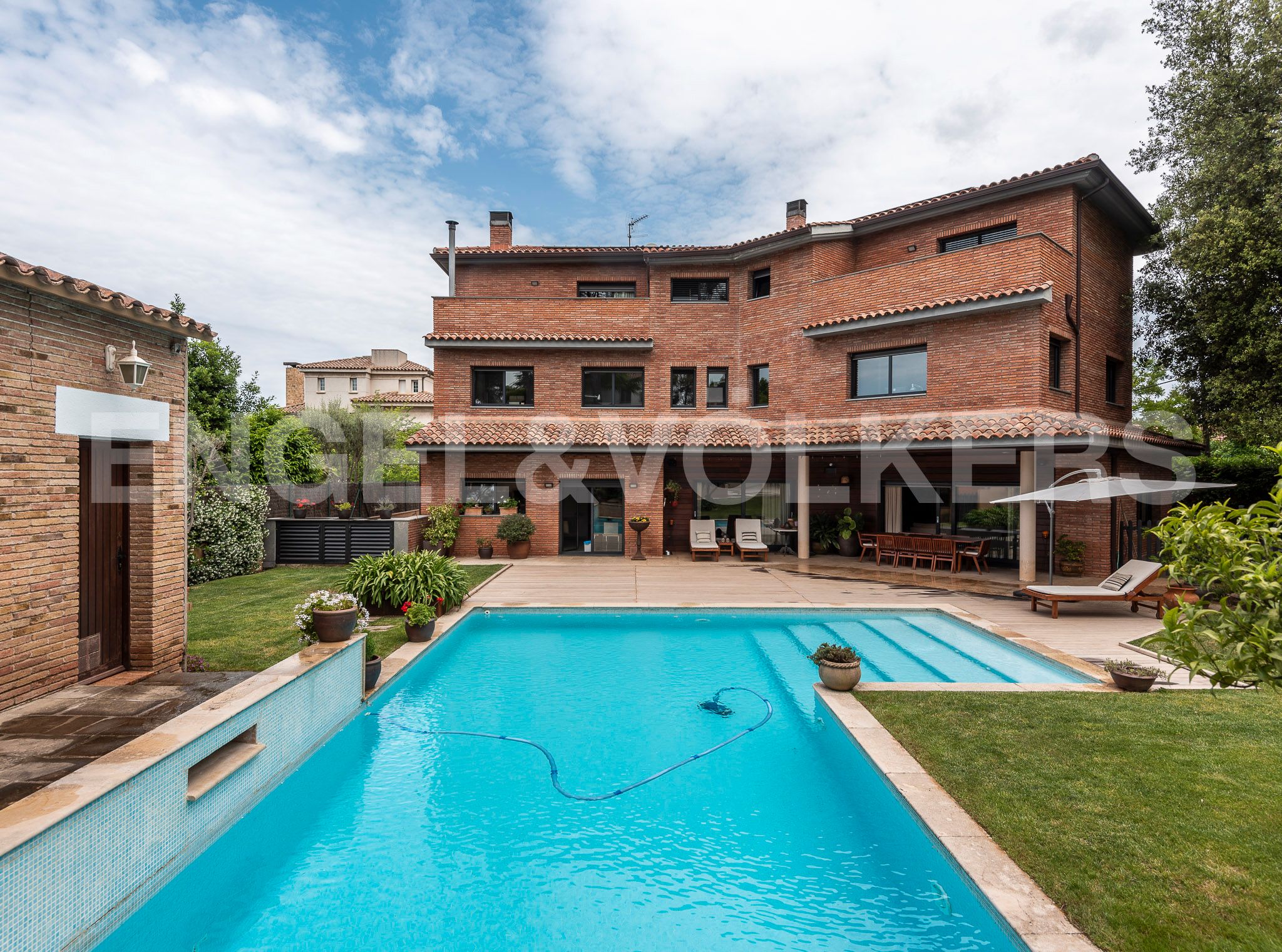 Exterior view of House or chalet for sale in Sant Cugat del Vallès  with Air Conditioner, Heating and Private garden