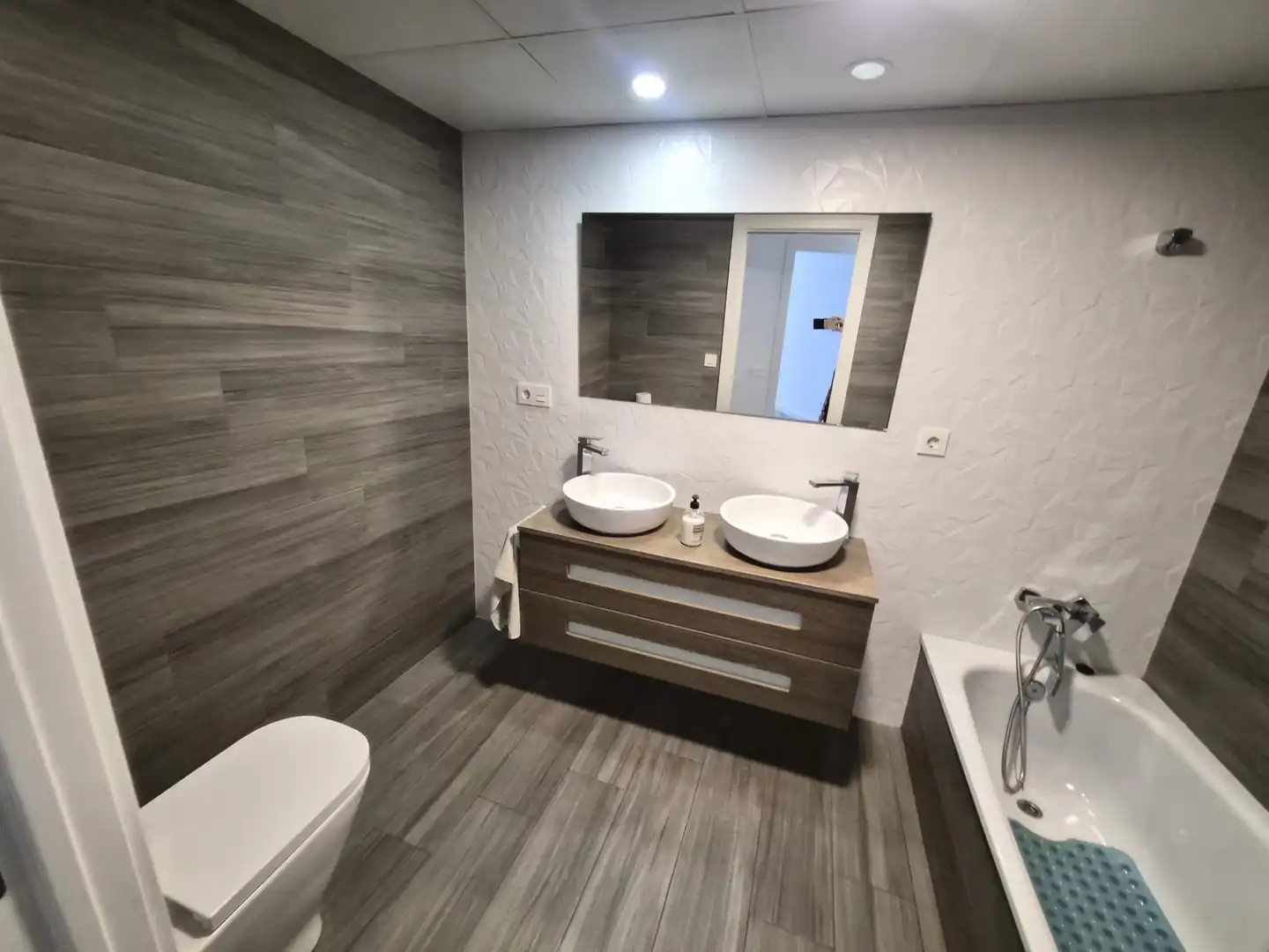 Bathroom of Flat for rent in Valencia  with Air Conditioner, Heating and Parquet flooring