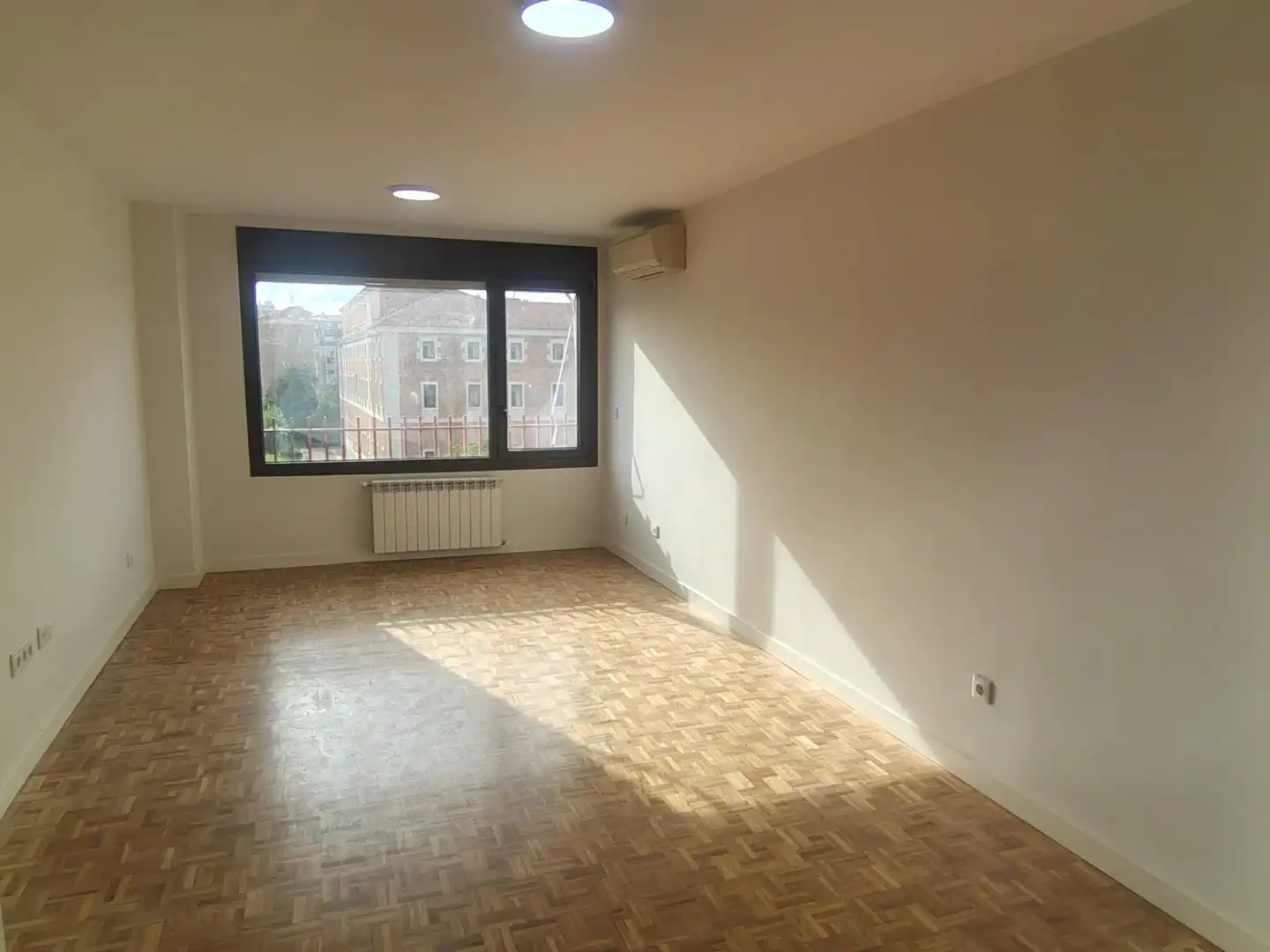 Bedroom of Flat for rent in Valladolid  with Air Conditioner, Heating and Parquet flooring