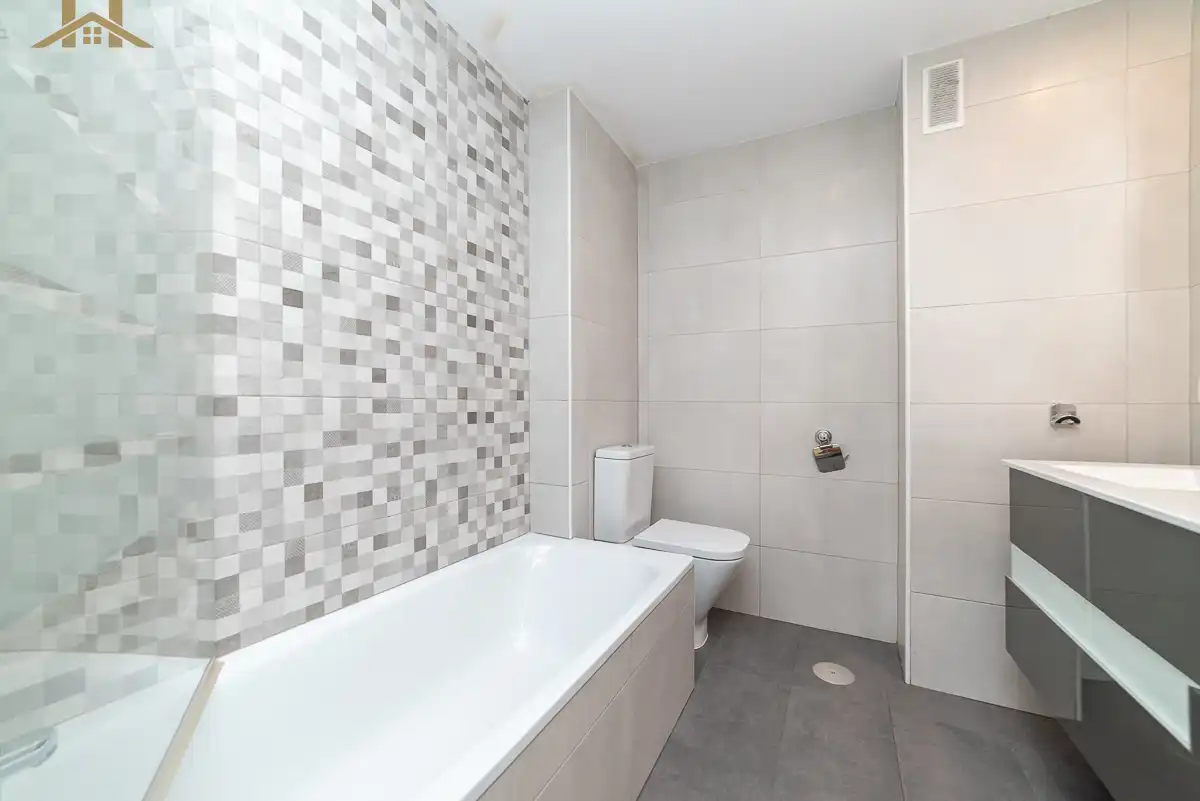 Bathroom of Flat for sale in Alcorcón  with Air Conditioner, Heating and Terrace