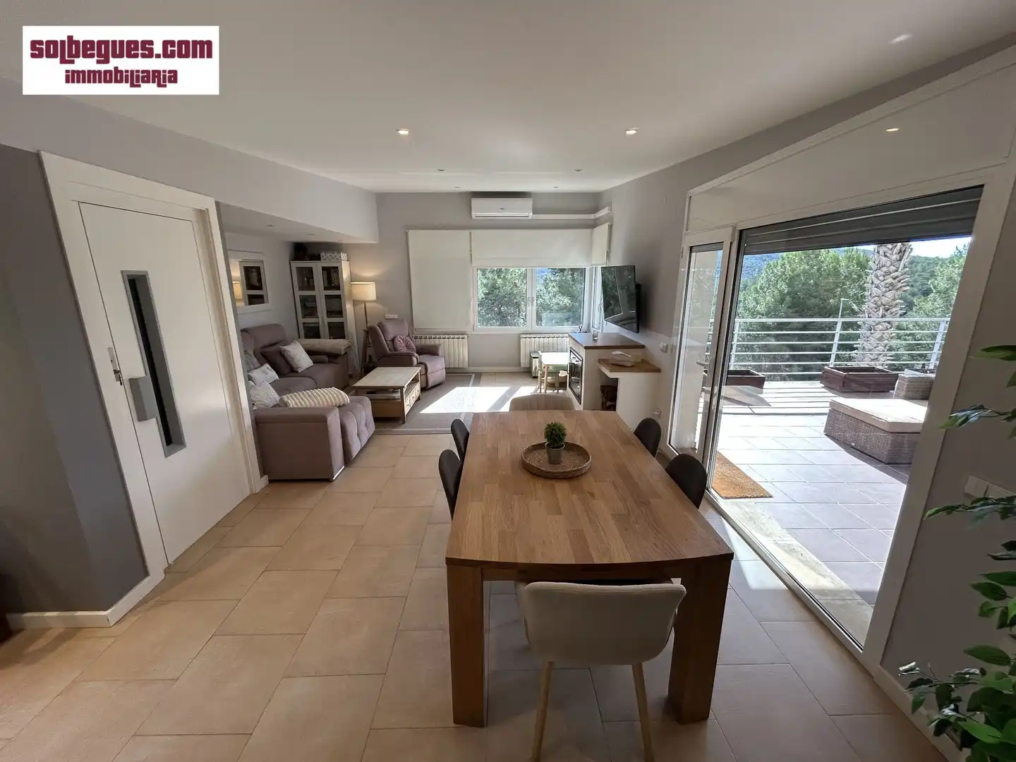 Sala de estar de Casa o chalet en venta en Begues con Aire acondicionado, Calefacción y Jardín privado