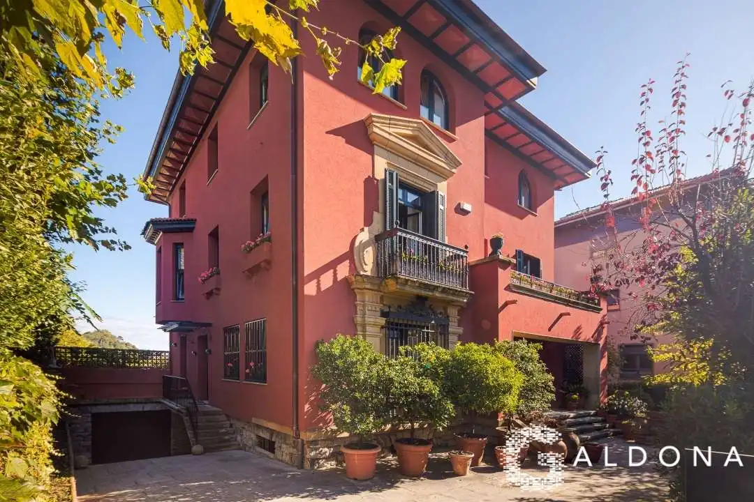 Vista exterior de Casa o xalet en venda en Donostia - San Sebastián  amb Calefacció, Jardí privat i Terrassa