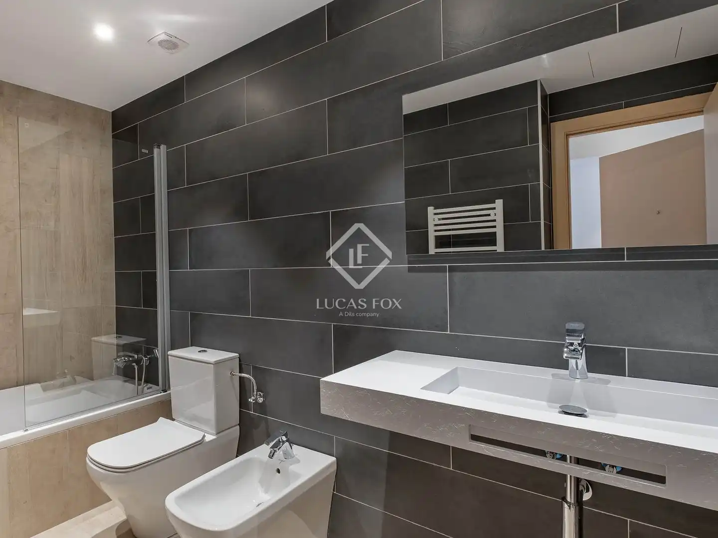 Badezimmer von Wohnung zum Verkauf in Escaldes – Engordany mit Heizung, Parkett und Terrasse
