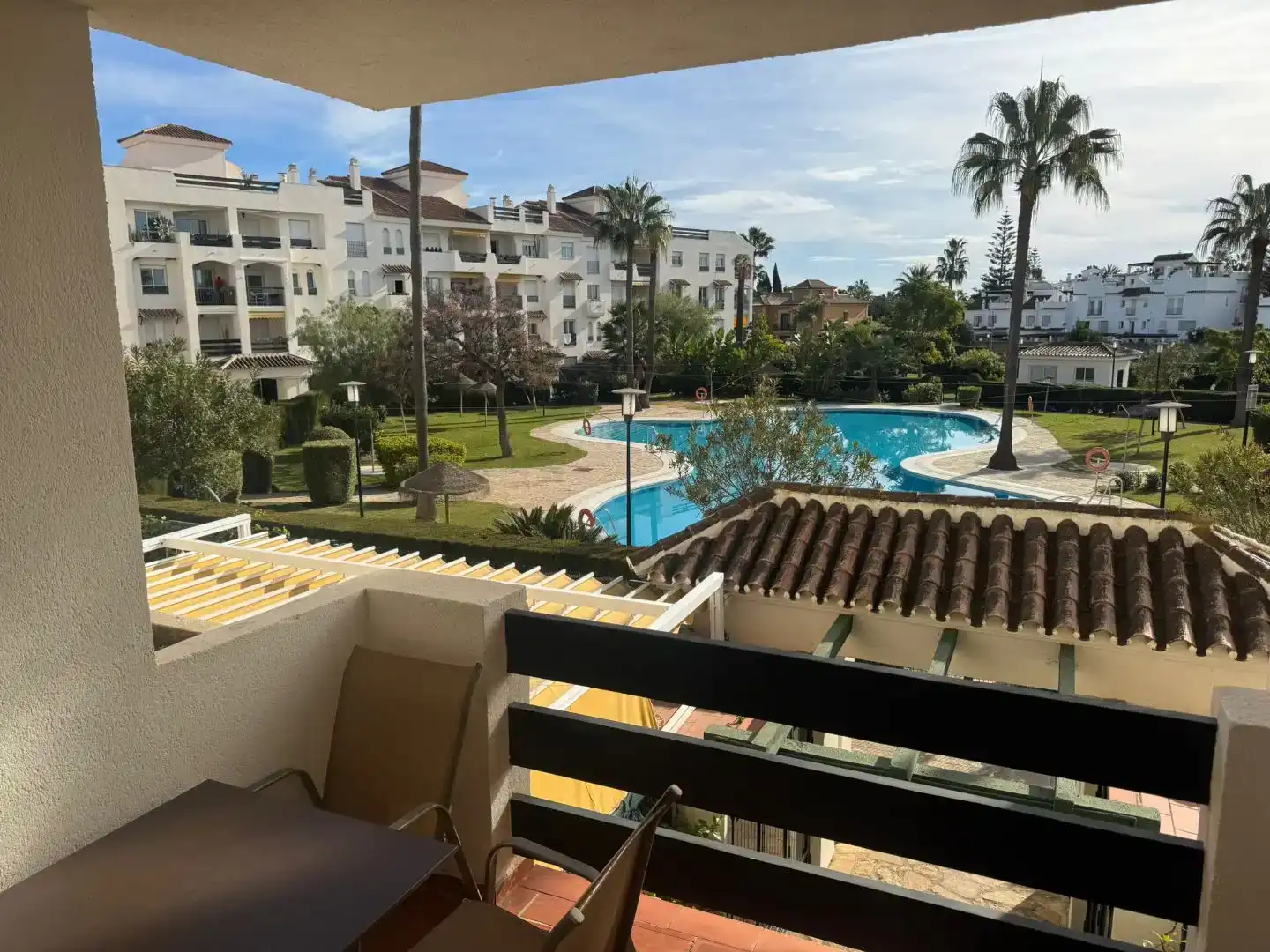 Außenansicht von Wohnungen zur Miete in Marbella mit Klimaanlage, Terrasse und Schwimmbad