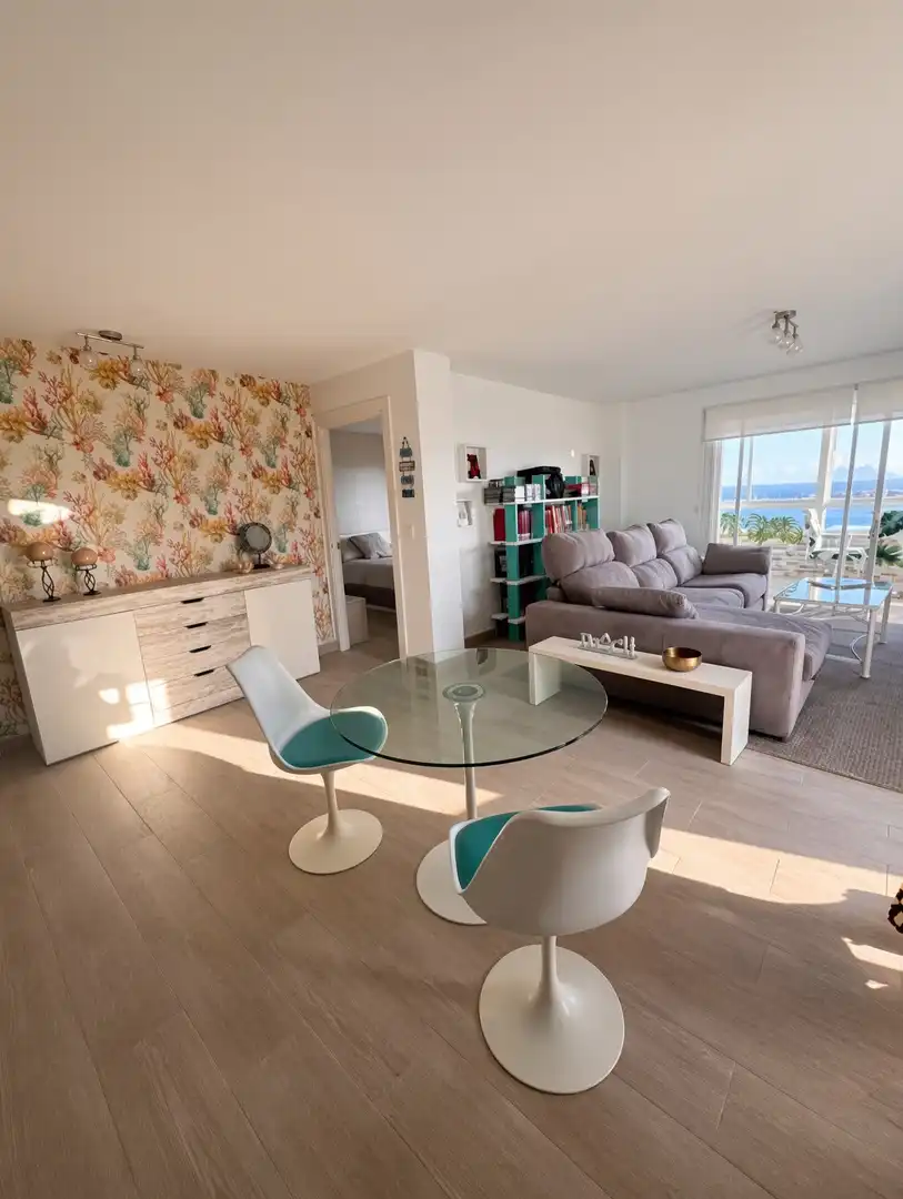 Sala d'estar de Apartament en venda en Sotogrande amb Aire condicionat, Terrassa i Moblat