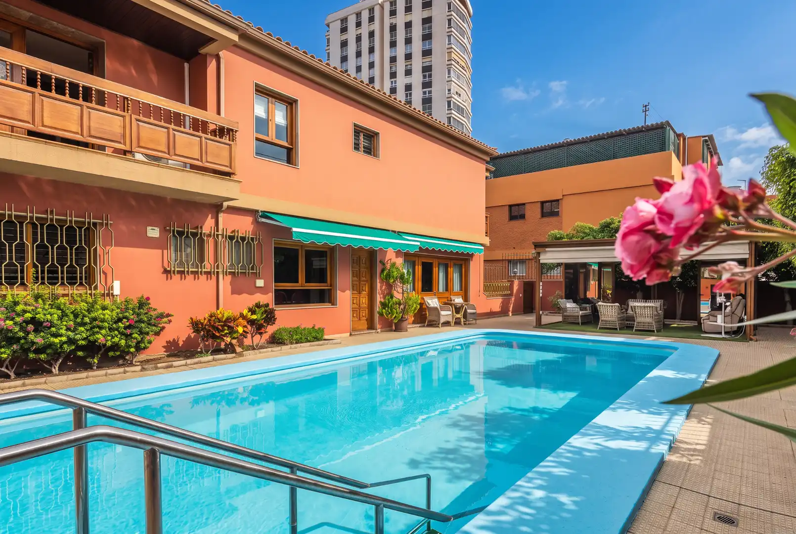 Piscina de Casa o xalet en venda en Las Palmas de Gran Canaria amb Aire condicionat, Jardí privat i Terrassa