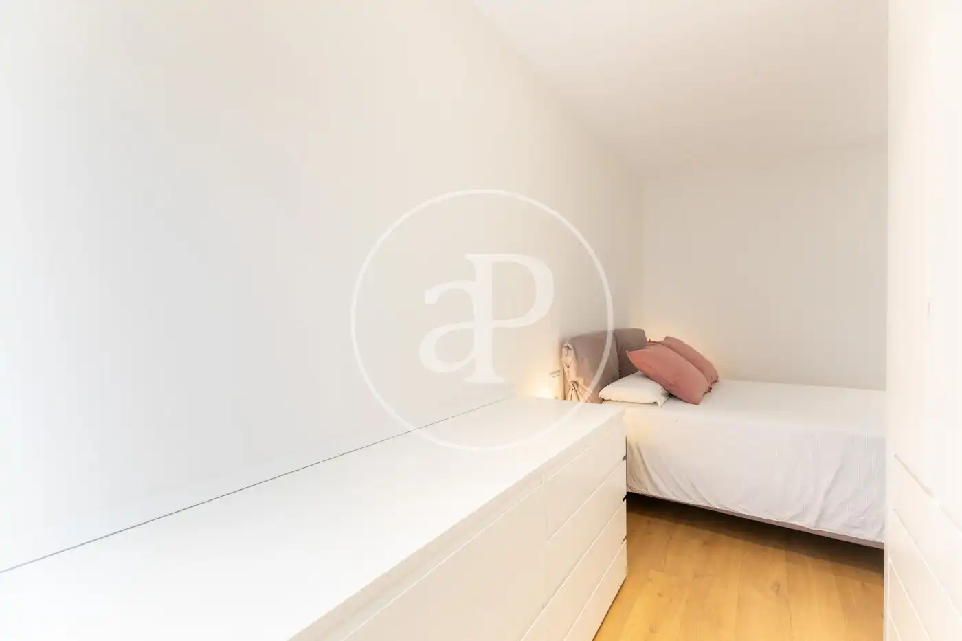 Schlafzimmer von Dachboden zur Miete in Madrid mit Klimaanlage, Heizung und Terrasse