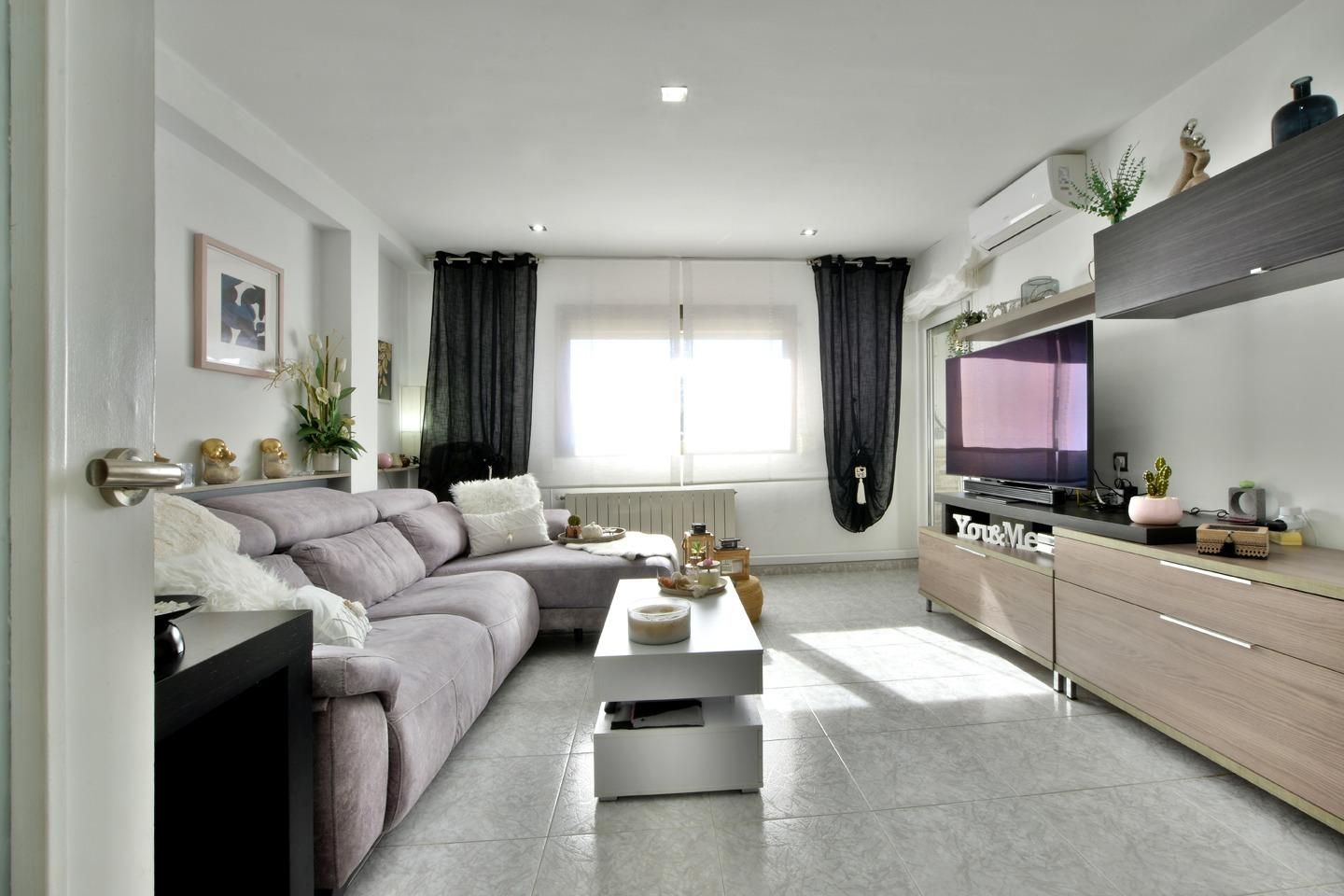 Living room of Flat for sale in Montcada i Reixac  with Air Conditioner, Heating and Balcony