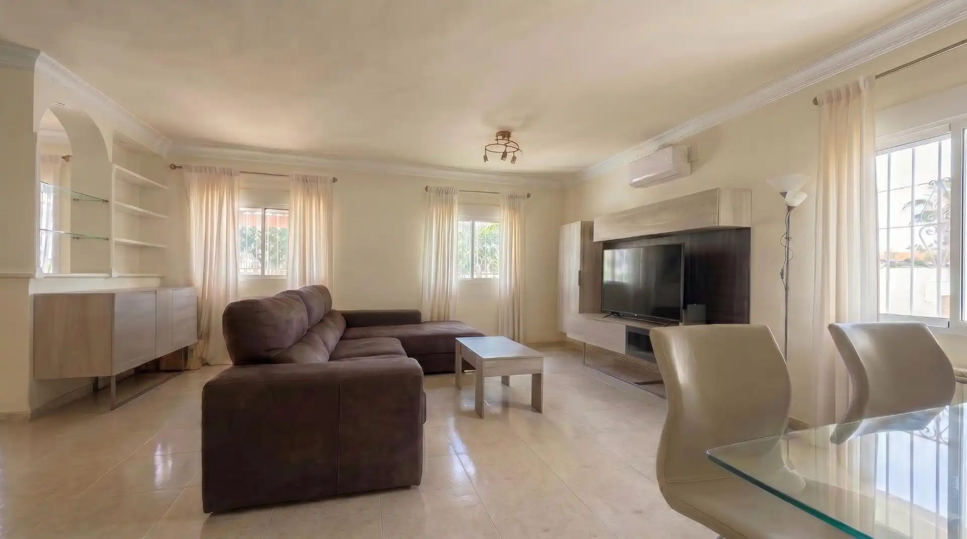 Sala d'estar de Casa o xalet en venda en La Pobla de Vallbona amb Aire condicionat, Calefacció i Jardí privat