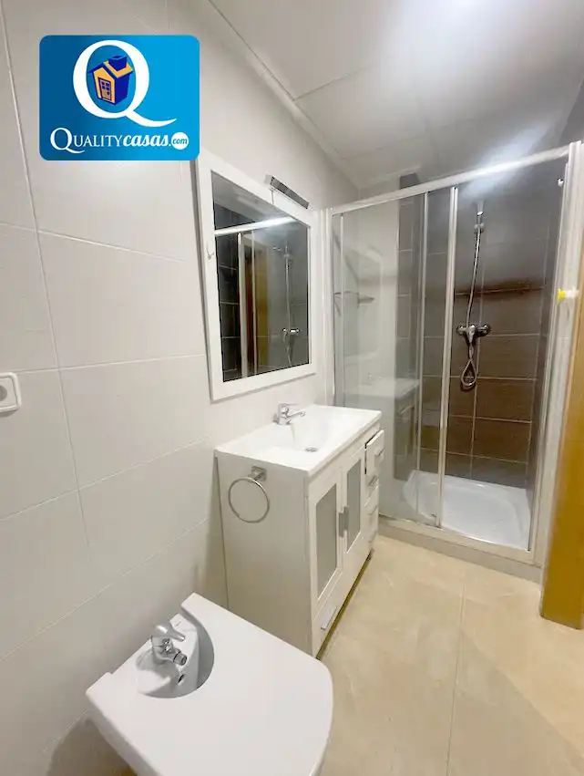 Badezimmer von Wohnungen zum Verkauf in Elche / Elx mit Klimaanlage und Abstellraum